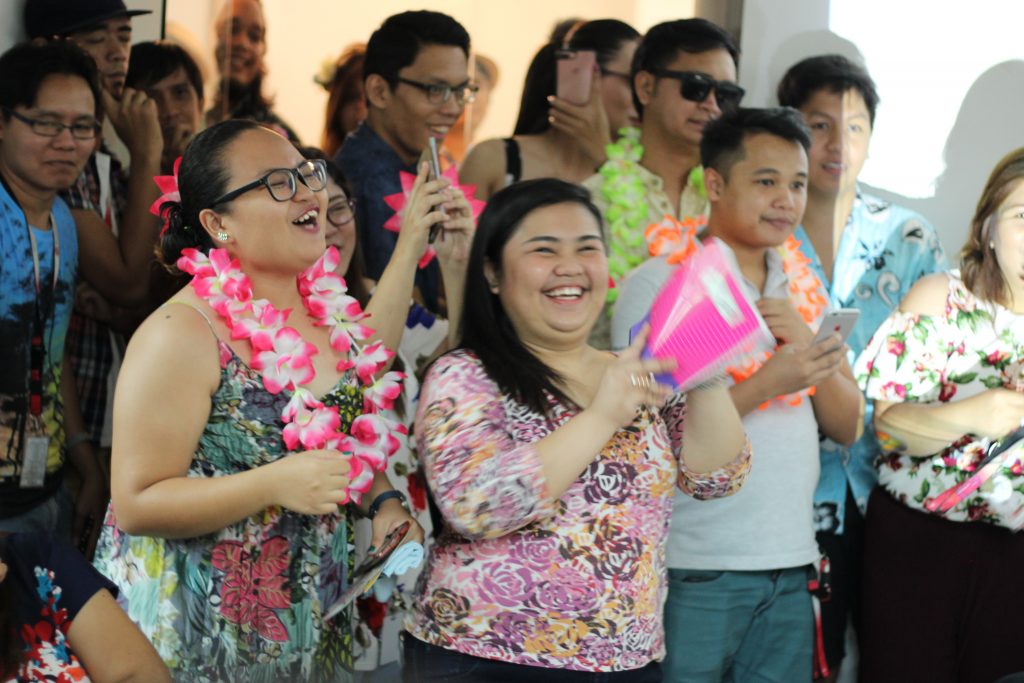 FilWeb Asia - FilWebers in Hawaiian-inspired attires