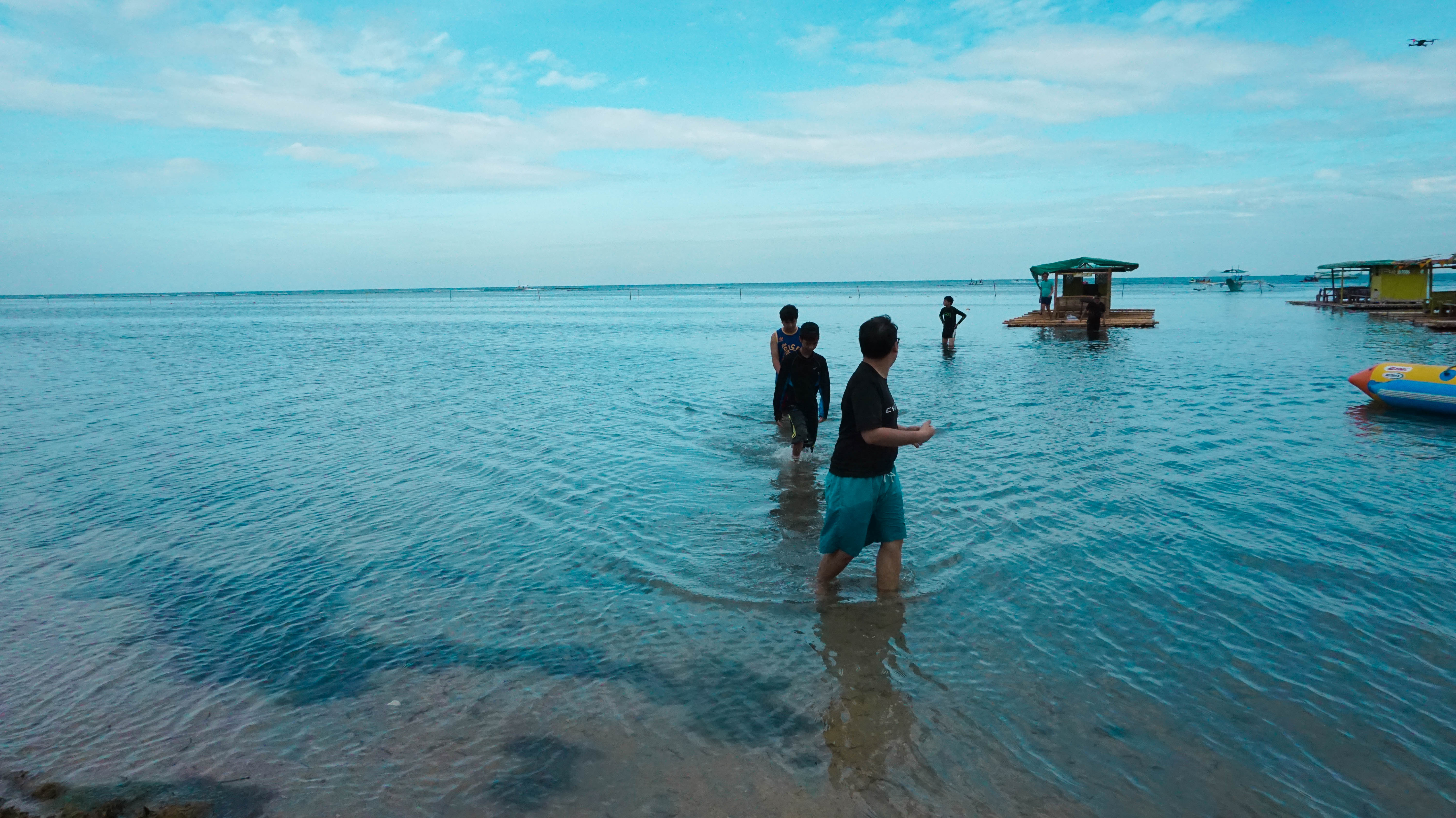 FilWebers are enjoying the beach in their Matabungkay beach hotel summer outing