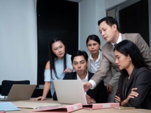 A team of KPO researchers discussing marketing strategy