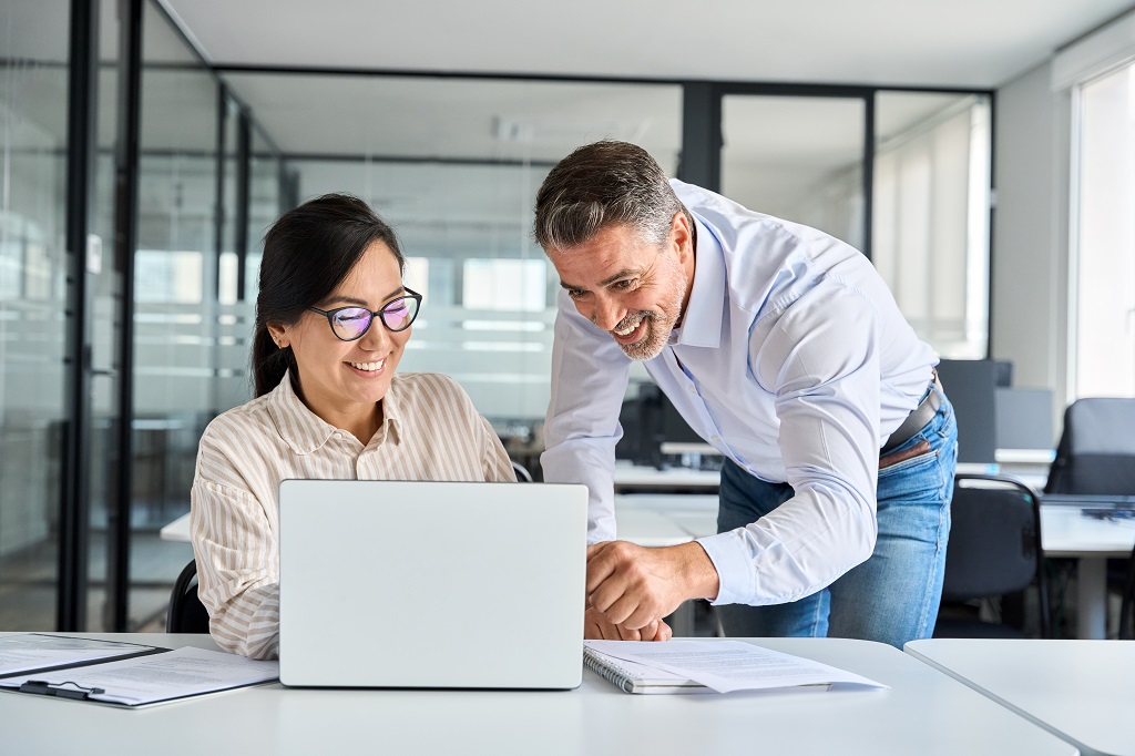 a confident employee at work demonstrating how to deal with a micromanager effectively